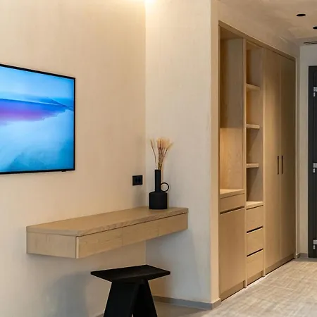 On The Square Pýrgos